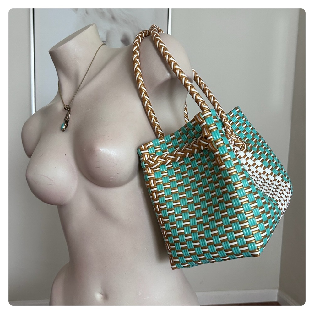 Recycled plastic woven handbag - Picture 4 of 10